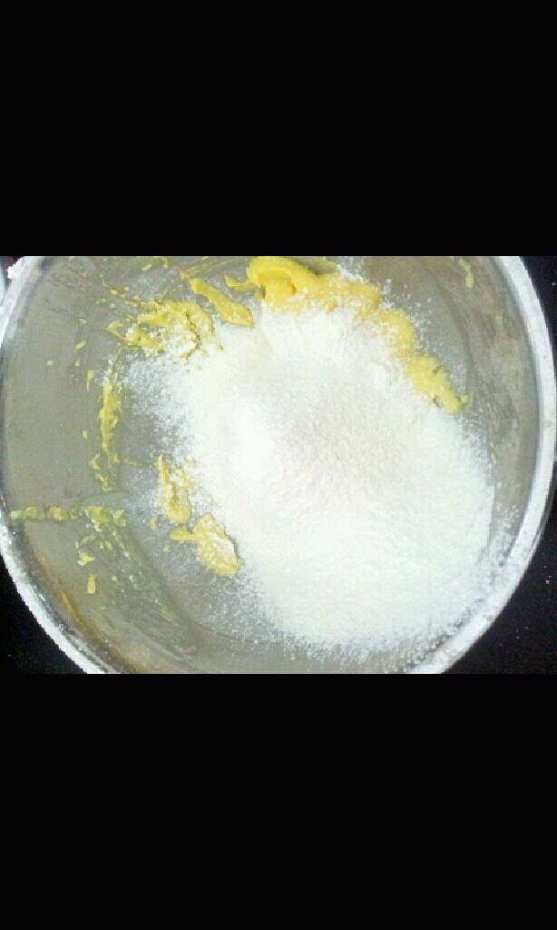 葡萄奶酥,过筛面粉到黄油糊中，用手和成团，