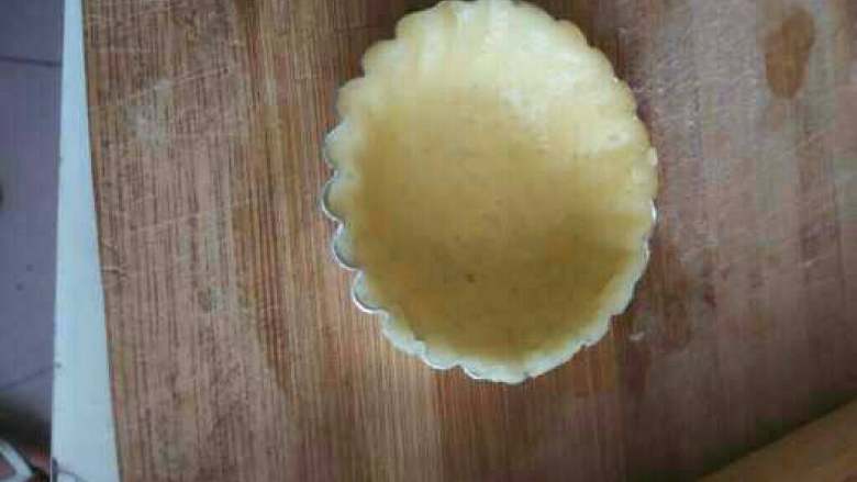 苹果派蛋挞,放到模具里面，把多余的拿走，这样就完美了，用叉子扎底下，这样容易熟。