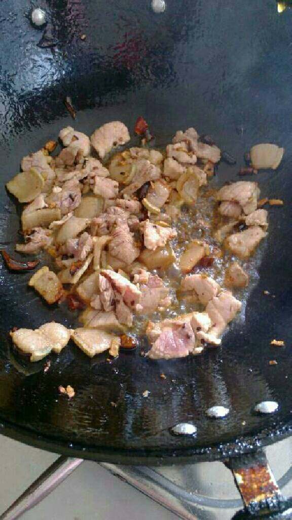肉片猪血豆腐,把切好的肉放入锅里翻炒
