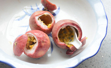 百香果果酱,把香果切开用小勺挖出里面的果肉。