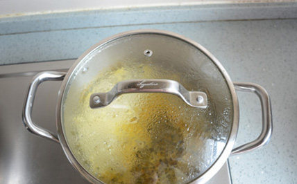 百香果果酱,放在锅中，烧开。