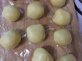 豆沙酥,每种皮都分割成大小均匀的份，油皮略小一些，揉成团