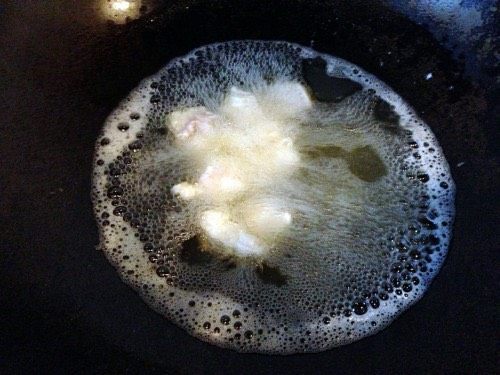 矫情咕噜肉,如图热油锅，把油烧热一点，再把裹好生粉的肉块倒入锅中大火急炸3分钟左右，锁住肉汁。