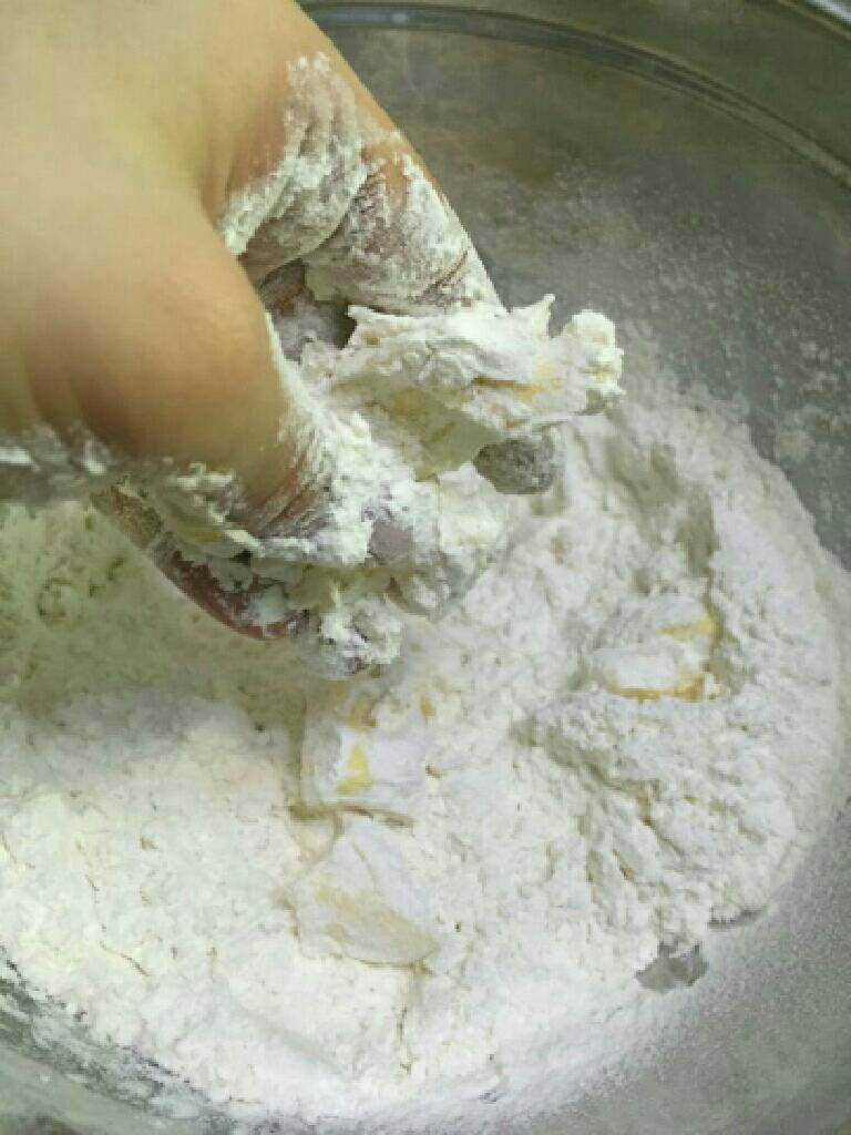 紫菜咸饼,用双手将面粉与牛油充分混合一起

