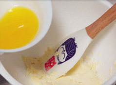 蔓越莓乳酪夹心蛋糕,先将软化好的奶酪用刮刀搅拌顺滑；黄油微波炉叮至融化，加入乳酪中搅拌均匀