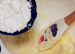 蔓越莓乳酪夹心蛋糕,加入糖粉拌至顺滑