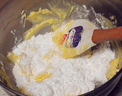 蔓越莓乳酪夹心蛋糕,软化的黄油加糖粉拌至颜色发白