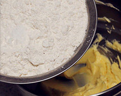 蔓越莓乳酪夹心蛋糕,面粉加盐过筛加入到黄油糊中，用刮刀翻拌均匀
