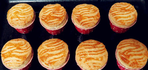 蔓越莓乳酪夹心蛋糕,烤箱预热180度，中层，烤30--40分钟左右至上色均匀