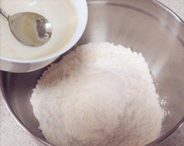 杂粮煎饼,将水油混合液体倒入称出的面粉中