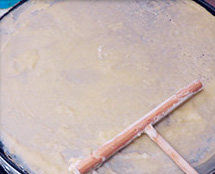 杂粮煎饼,用附送的竹蜻蜓将面糊均匀的刮平