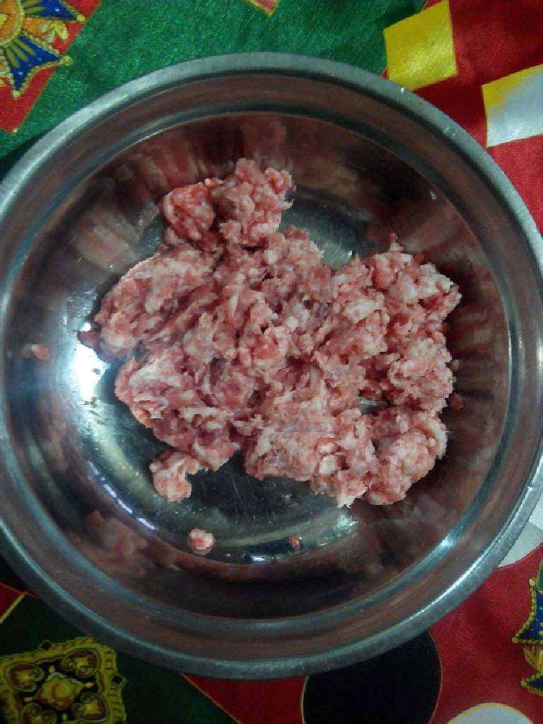 糯米豆腐肉丸子,猪肉清洗干净，用绞肉机绞成肉末。