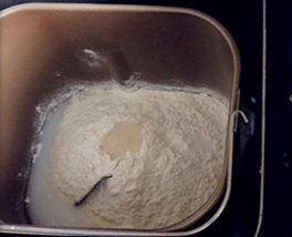 日式香浓炼乳面包,除黄油外的所有面团材料放入面包机桶内，和面程序20分钟