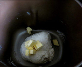 日式香浓炼乳面包,程序结束后加入黄油再启动一个和面程序20分钟，揉至完全阶段