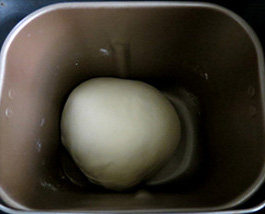 日式香浓炼乳面包,放在面包桶内发酵