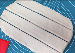 日式香浓炼乳面包,切成四等份，成四个长条