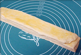 日式香浓炼乳面包,然后叠罗汉那样一份叠一份的叠起来