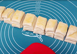 日式香浓炼乳面包,再用括板平均切成8小份