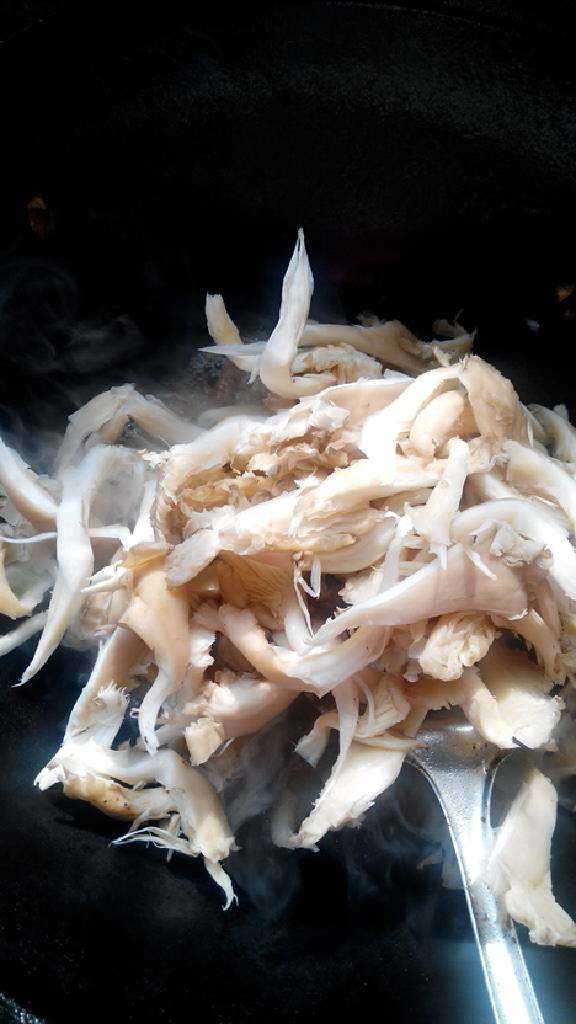 青椒蘑菇炒肉,放入蘑菇翻炒。