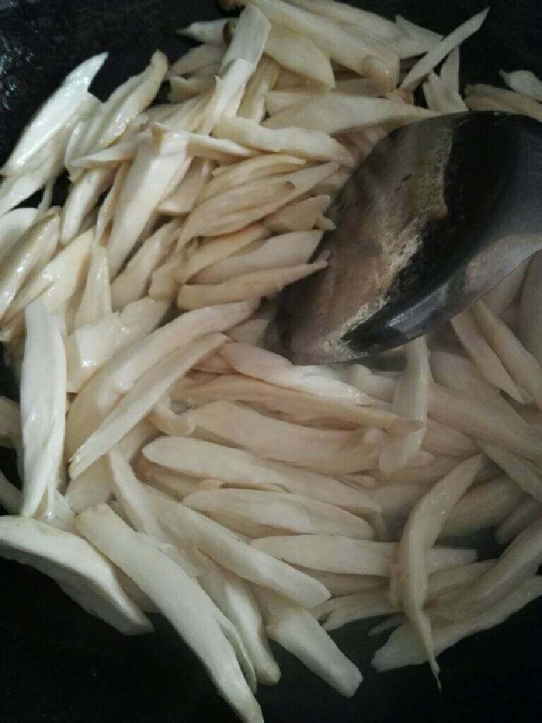 干煸杏鲍菇,锅倒入油烧热，放入杏鲍菇。
