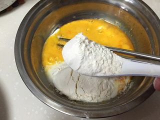 电饭锅蛋糕,在蛋黄里加两小勺白糖，六汤勺牛奶，三汤勺面粉打均匀