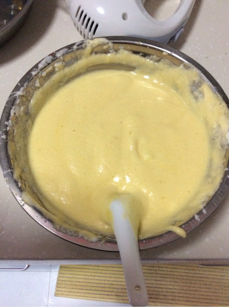 电饭锅蛋糕,将打好的蛋白蛋黄分两次搅拌在一起（注意蛋清蛋黄搅拌时一定要上下翻不要画圈搅）