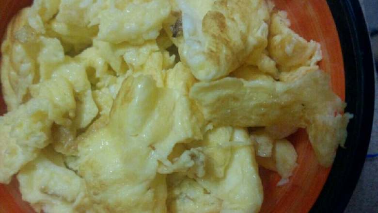 洋葱炒鸡蛋,煎至略金黃在弄散盛出待用