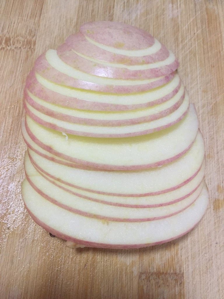 苹果玫瑰卷,如图切成薄片