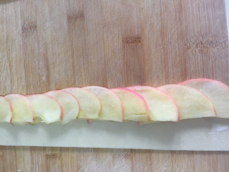 苹果玫瑰卷,如图把苹果片挨个放一半面皮处