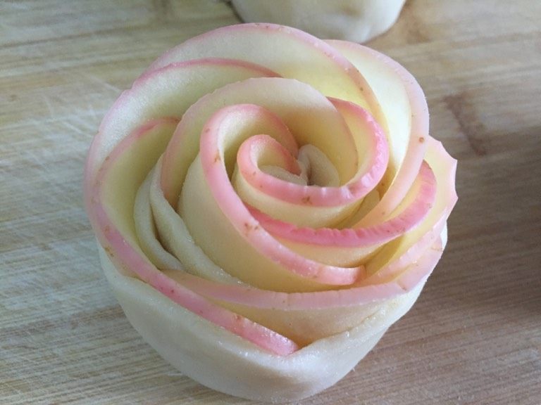 苹果玫瑰卷,如图卷好的苹果玫瑰花