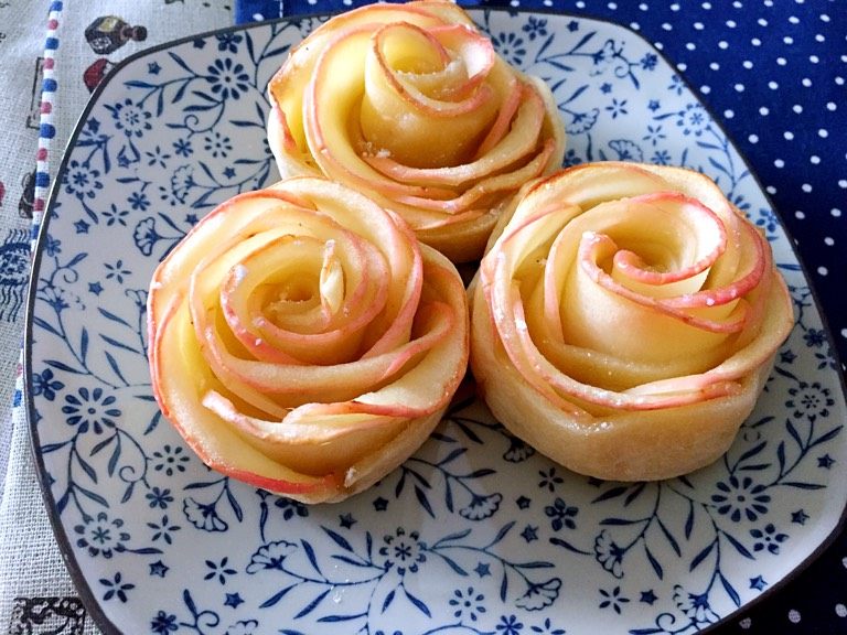 苹果玫瑰卷,如图烤好后撒上糖霜即可