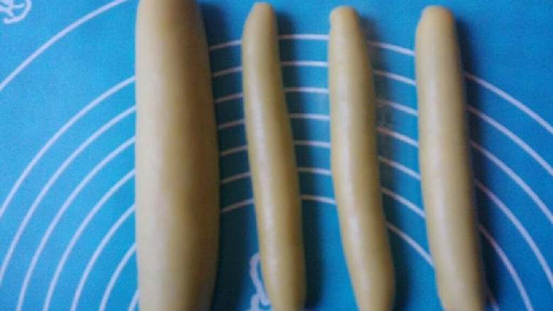 猫爪饼干,将另外的一半原色面团分成三份，可可面团也分成三份，用同样的方法将可可面团搓长条包裹在原色面片里，再搓成三根长条。将四根长条用保鲜膜包起来放冰箱放半小时左右冷却后定型。