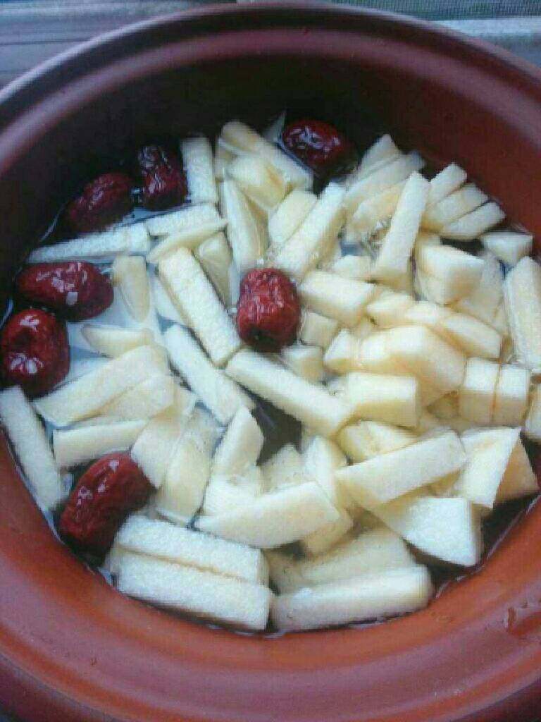 红枣苹果粥,加入开水，煲40分钟
