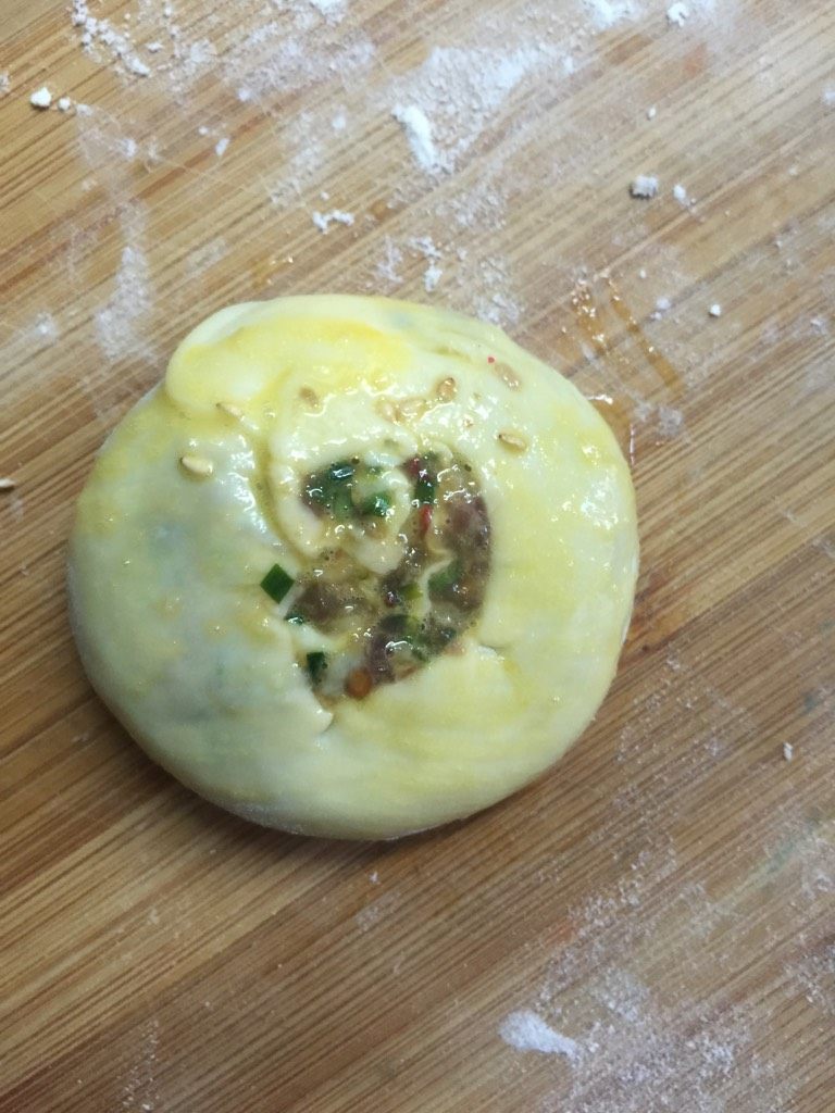 韭菜牛肉虾仁酥饼,在饼上刷上蛋液撒上炒香的芝麻