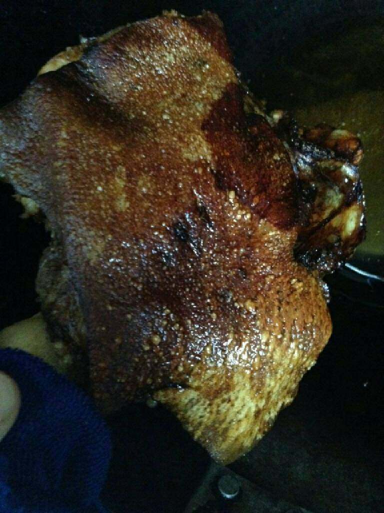 酱肘子,热锅倒油，油热后，放入猪肘子炸，只炸猪皮，炸至猪皮气泡即可