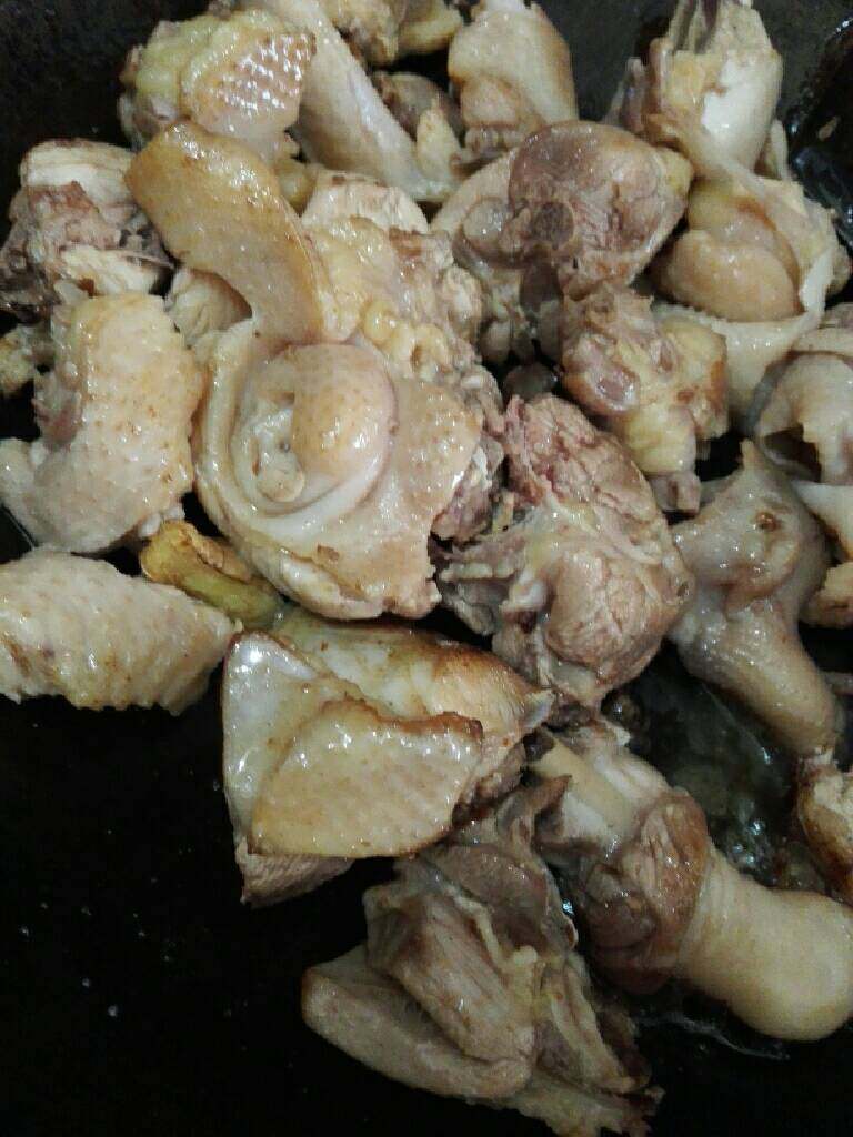 椰子鸡汤,锅加一点点油烧热，倒入鸡块翻炒至表皮发黄。
