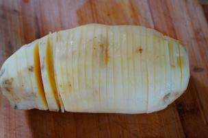 烤土豆片,将土豆切成连续不断薄片。