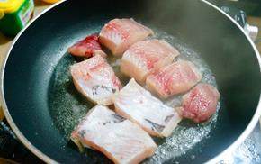 私房煎鱼块,冷锅下油热到五成热下腌好的鱼块。