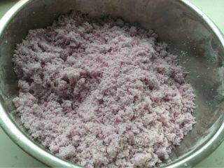 双色糯米糕,和好的粉取出一半加入蒸好晾凉的紫薯，揉搓均匀。