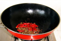 烧鸡公火锅,油炒干辣椒、花椒、麻椒炒香备用，小火炒，不能炒糊；