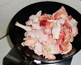 飘香鸡肉火锅,将鸡块倒入锅中翻炒