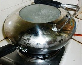 飘香鸡肉火锅,翻炒均匀，盖上锅盖焖炒5分钟