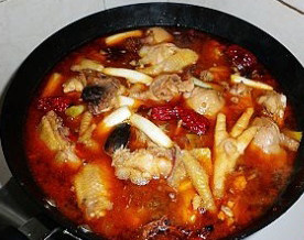 飘香鸡肉火锅,加入开水，水量的把握以用作菜肴和锅底自行把握，如果仅用作菜肴，可以少放水，如果用作火锅底，可适量加水