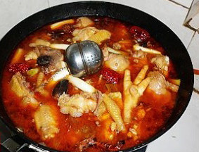 飘香鸡肉火锅,将调料缸加入锅中