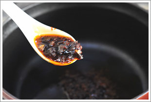 香辣猪蹄火锅,锅洗净，加入火锅底料。因为底料中含有油份，所以不用在单独放炒菜油了。