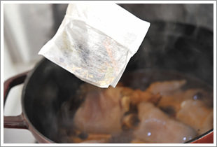 香辣猪蹄火锅,锅中加入热水，因为是吃火锅，所以水量可以多一些。再投入调料包