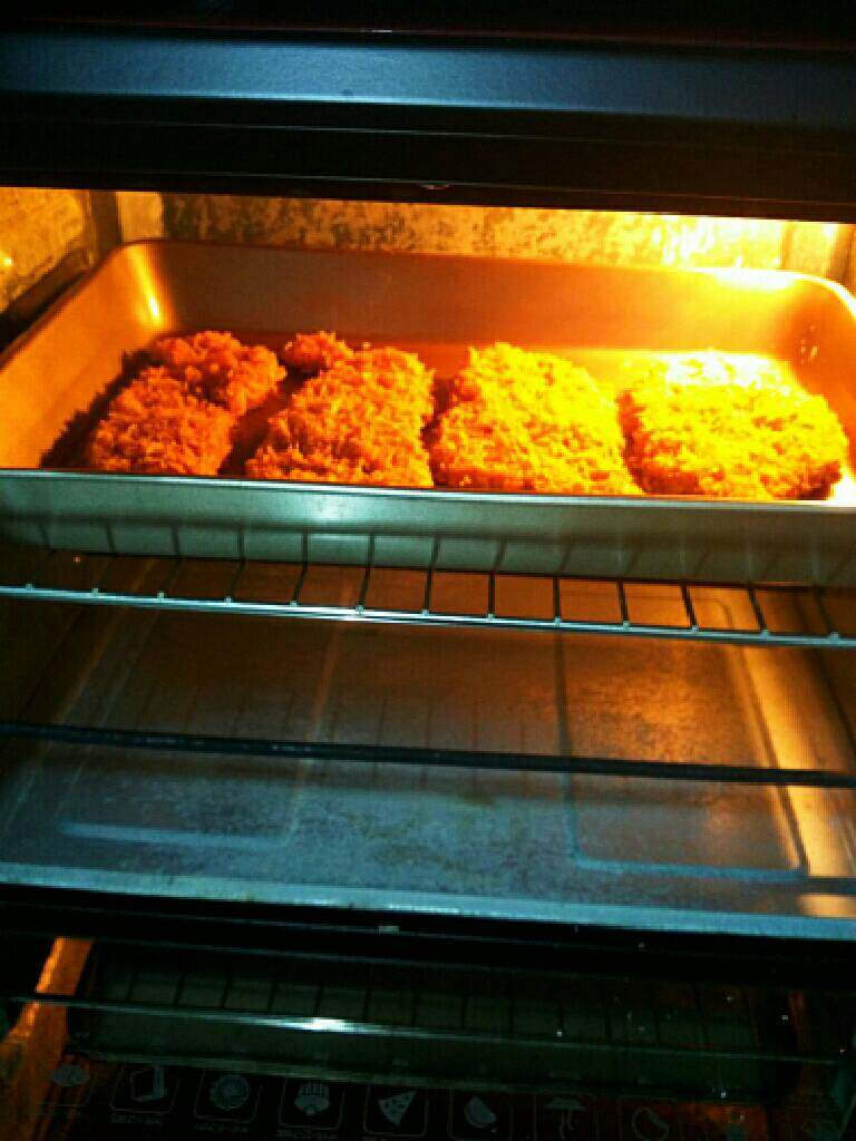 烤鸡排南瓜卷饼,烤箱180预热15分钟，放入鸡排200度烤15分钟