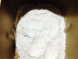 南瓜全麦面包,南瓜蒸成泥，装一量杯倒进面包桶内，依次加入白糖、盐、面包粉、酵母