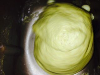 南瓜全麦面包,第二次搅拌时时会有一次蜂鸣提示音，听到提示音时加入黄油继续搅拌