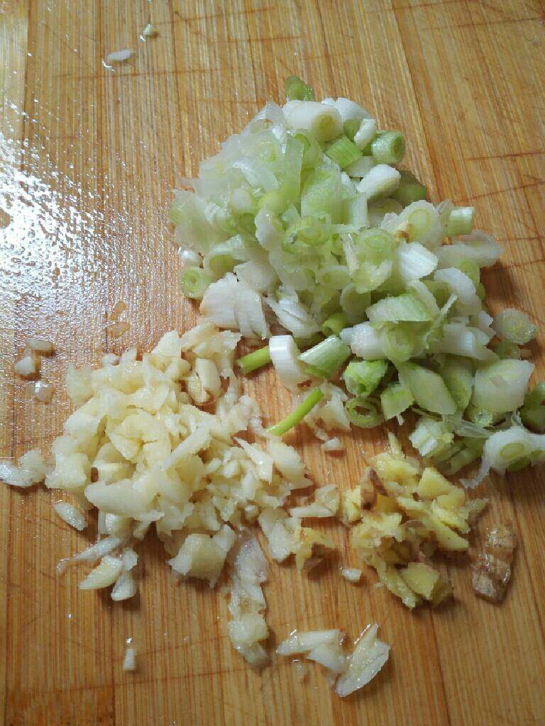 自制酸豆角炒肉末,葱，姜，蒜切碎备用。